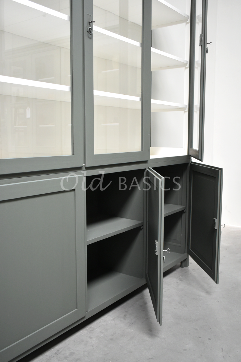 Detail van Vitrinekast Jeanette, 3 deuren, RAL7009, groen, grijs, materiaal hout